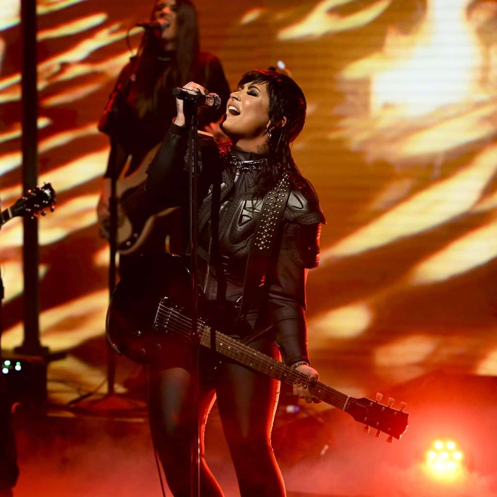 Demi Lovato now has a shag haircut